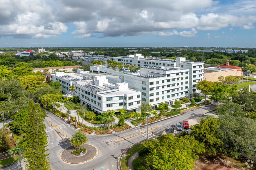 950 NE 124th St, North Miami, FL à louer - Photo du bâtiment - Image 2 de 5