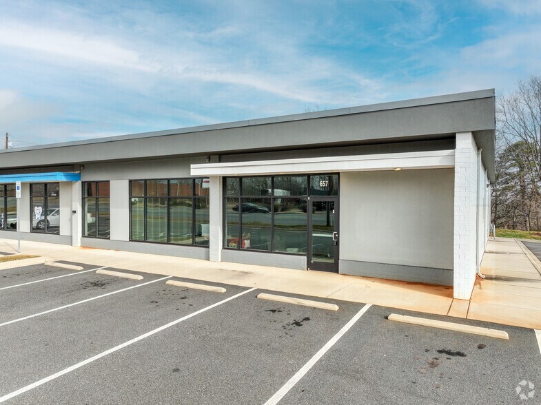 655-657 Lenoir Rhyne Blvd SE, Hickory, NC à louer - Photo du bâtiment - Image 2 de 3