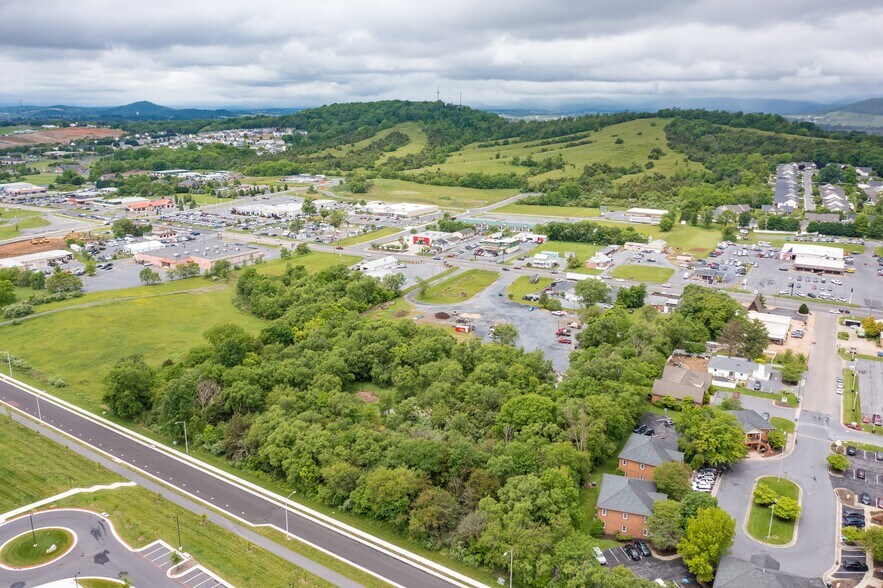 Harrisonburg Auto Outlet Assemblage portefeuille de 2 propriétés à vendre sur LoopNet.ca - Photo du bâtiment - Image 3 de 11