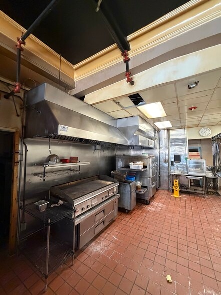 944 Elm St, Manchester, NH for lease - Building Photo - Image 3 of 6