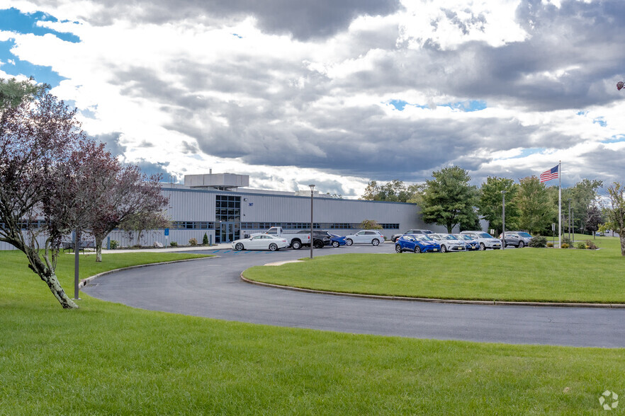 307 W Industrial Way, Eatontown, NJ à vendre - Photo principale - Image 1 de 1