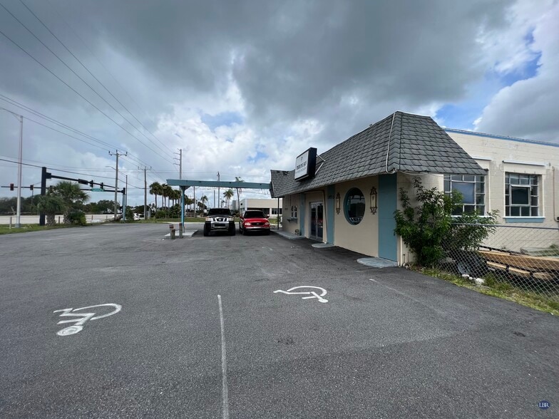 1870 E Merritt Island Cswy, Merritt Island, FL for lease - Building Photo - Image 2 of 8