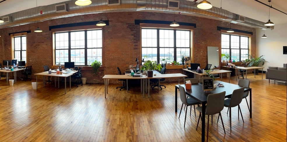 456 Johnson Ave, Brooklyn, NY for lease - Interior Photo - Image 1 of 6