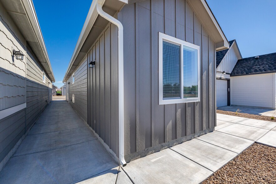 1859 NW Enterprise St, Mountain Home, ID à vendre - Photo du bâtiment - Image 3 de 21