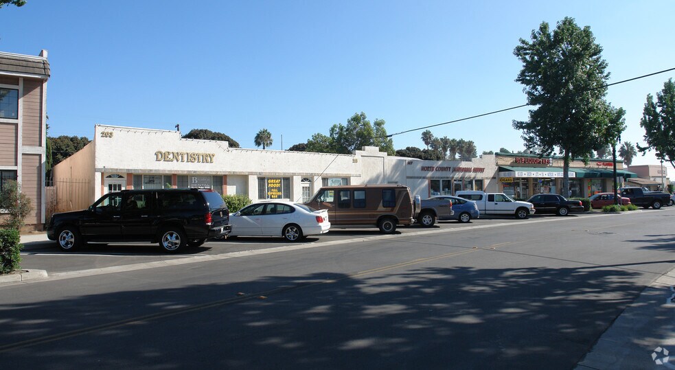 201-203 E Broadway, Vista, CA à vendre - Photo du bâtiment - Image 2 de 13