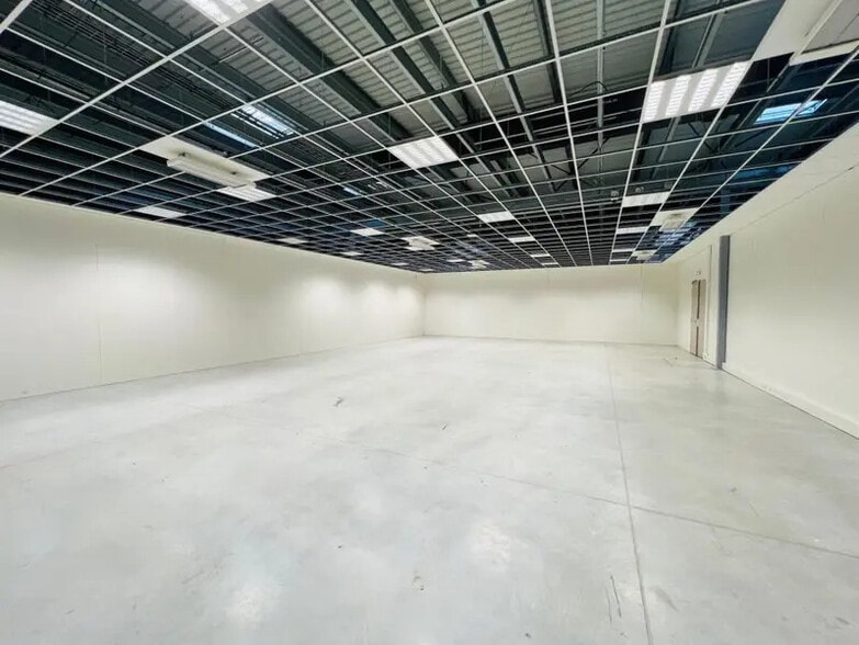 Industrial in Élancourt for lease - Interior Photo - Image 2 of 15