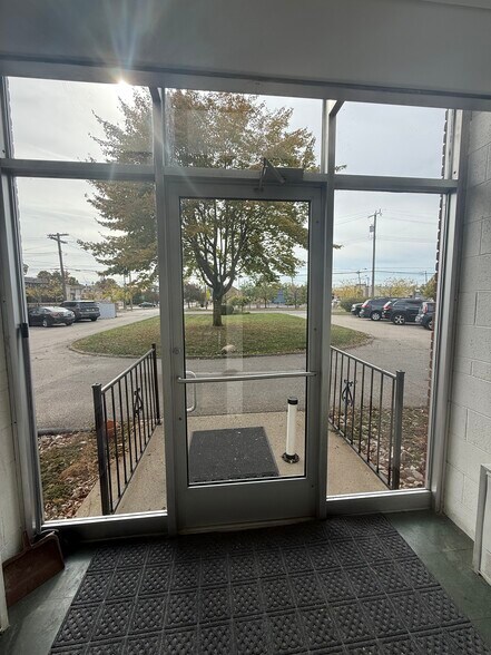 408 N Liberty St, Belleville, MI à vendre - Photo du bâtiment - Image 3 de 31