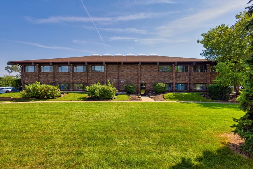 1300 Iroquois Ave, Naperville, IL for lease - Building Photo - Image 2 of 17