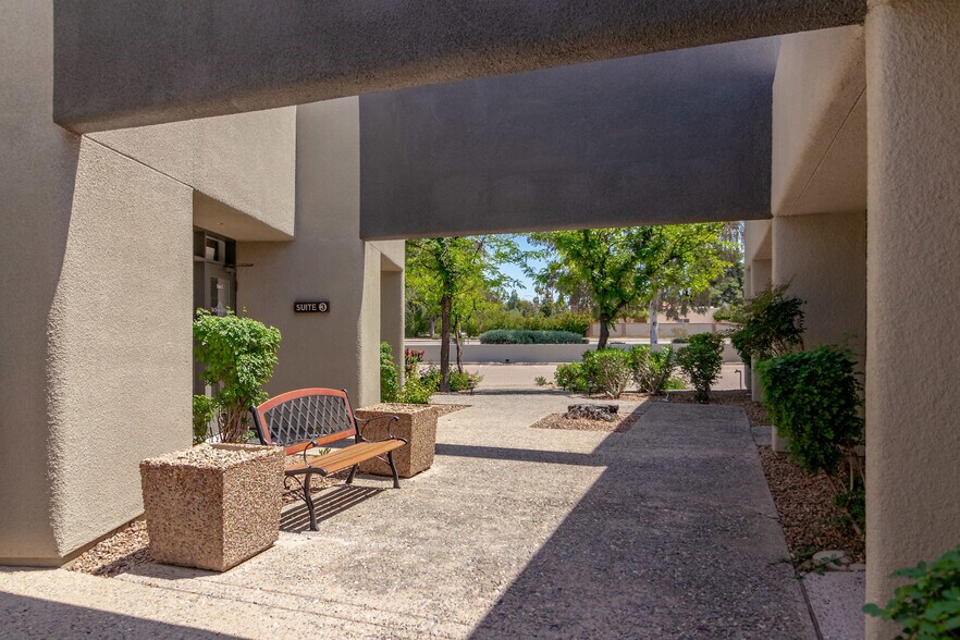 8075 E Morgan Trl, Scottsdale, AZ à vendre - Photo du bâtiment - Image 3 de 15