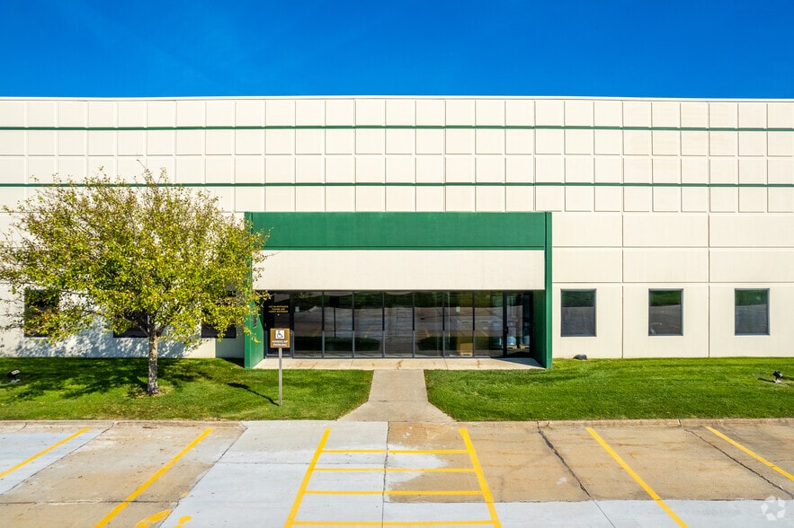 4451-4569 121st St, Urbandale, IA à louer - Photo du bâtiment - Image 2 de 5