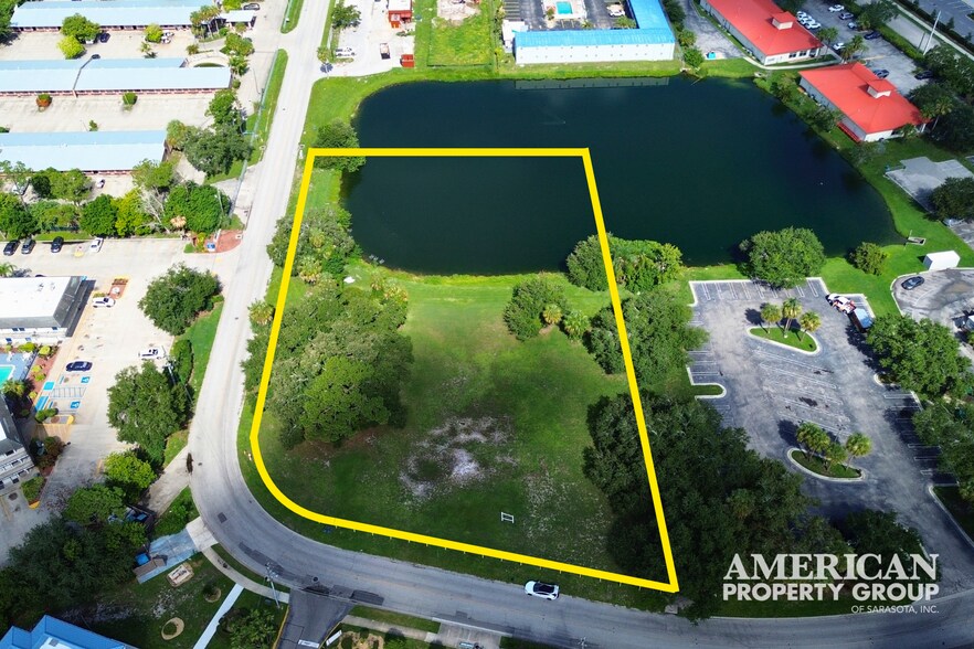 647 67th Street Cir E, Bradenton, FL à vendre - Photo du bâtiment - Image 1 de 5