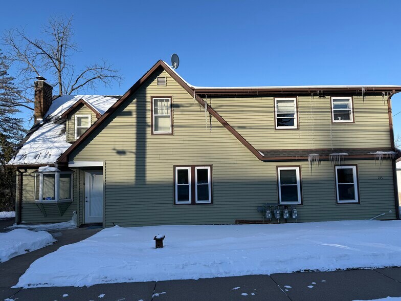 213 S Adams St, Saint Croix Falls, WI à louer - Photo du bâtiment - Image 1 de 8