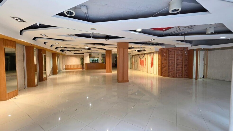 Retail in Elche for lease - Interior Photo - Image 2 of 7