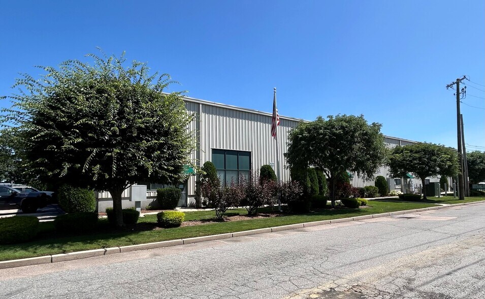 69 Illinois Ave, Warwick, RI à louer - Photo du bâtiment - Image 2 de 13