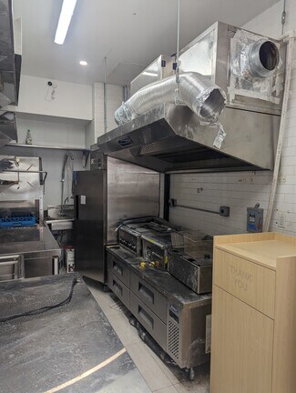 Plus de détails pour 64-66 Seventh Ave, New York, NY - Commerce de détail à louer