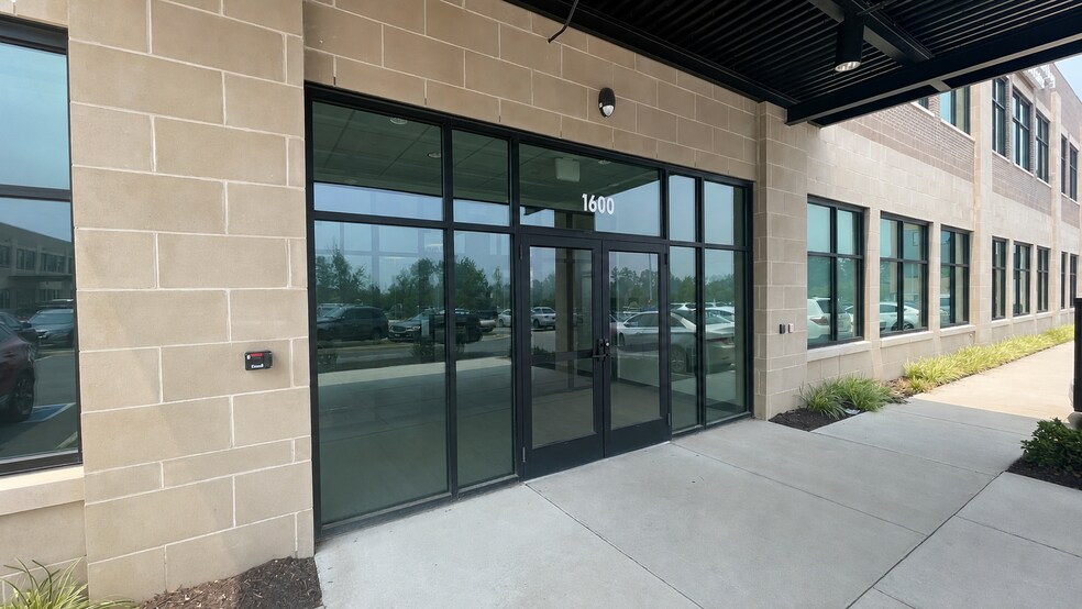 1600 Wilkes Ridge Dr, Henrico, VA à louer - Photo du bâtiment - Image 2 de 5
