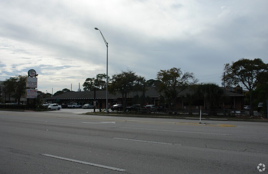 6000 4th St, Saint Petersburg, FL à louer - Photo du bâtiment - Image 2 de 2