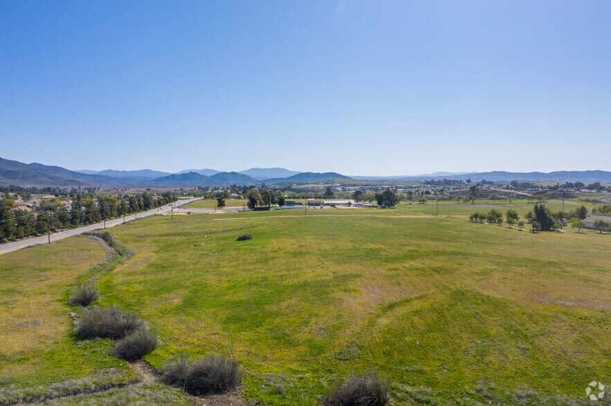 Auld Rd, Winchester, CA à louer - Photo du bâtiment - Image 2 de 5