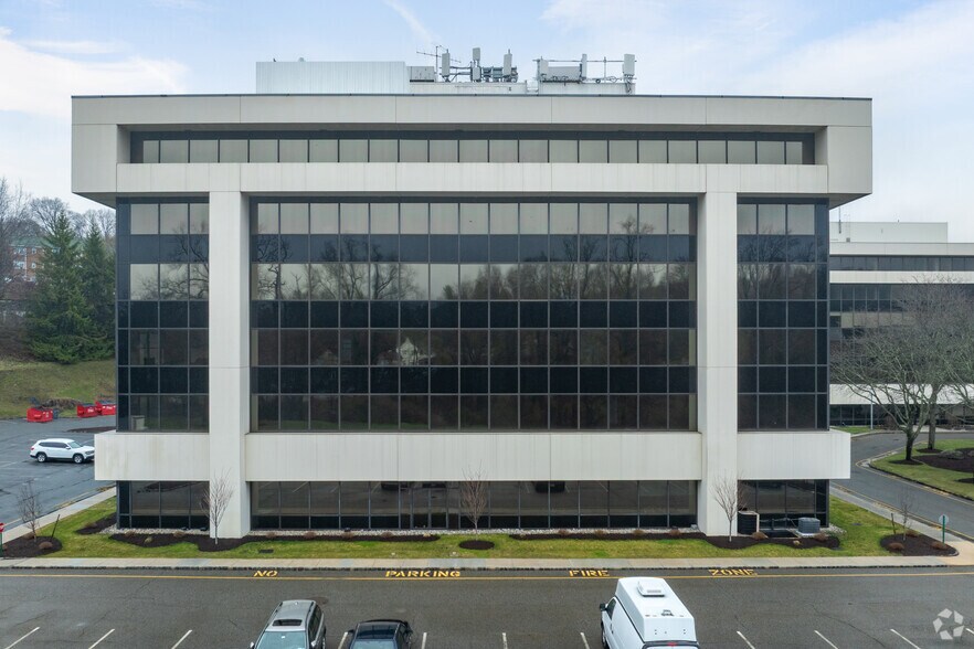 220 White Plains Rd, Tarrytown, NY for lease - Building Photo - Image 2 of 4