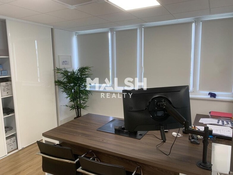 Office in Beynost for lease - Building Photo - Image 2 of 14