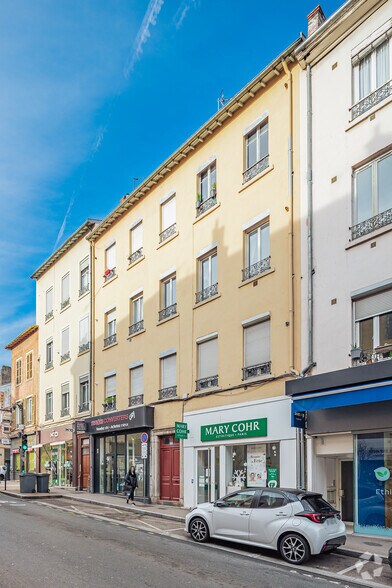 Commerce de détail dans Oullins à louer - Photo du bâtiment - Image 2 de 2