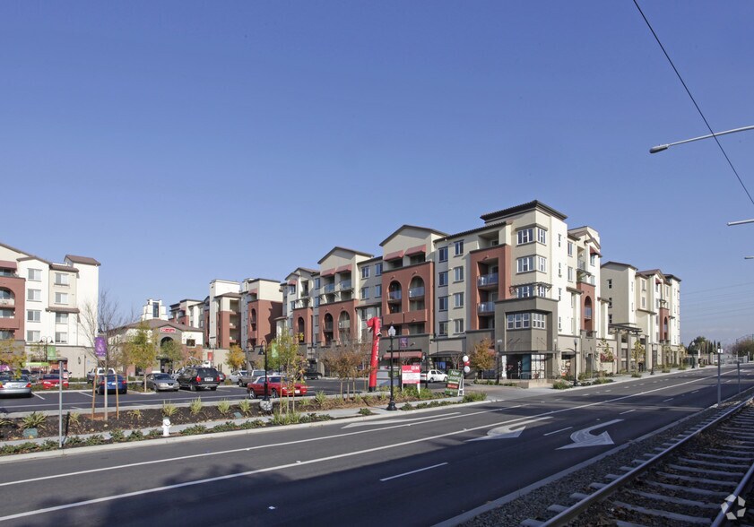 621 Tasman Dr, Sunnyvale, CA à louer - Photo du bâtiment - Image 2 de 2