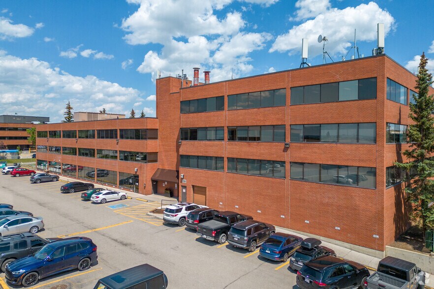 3115 12th St NE, Calgary, AB à louer - Photo du bâtiment - Image 2 de 6