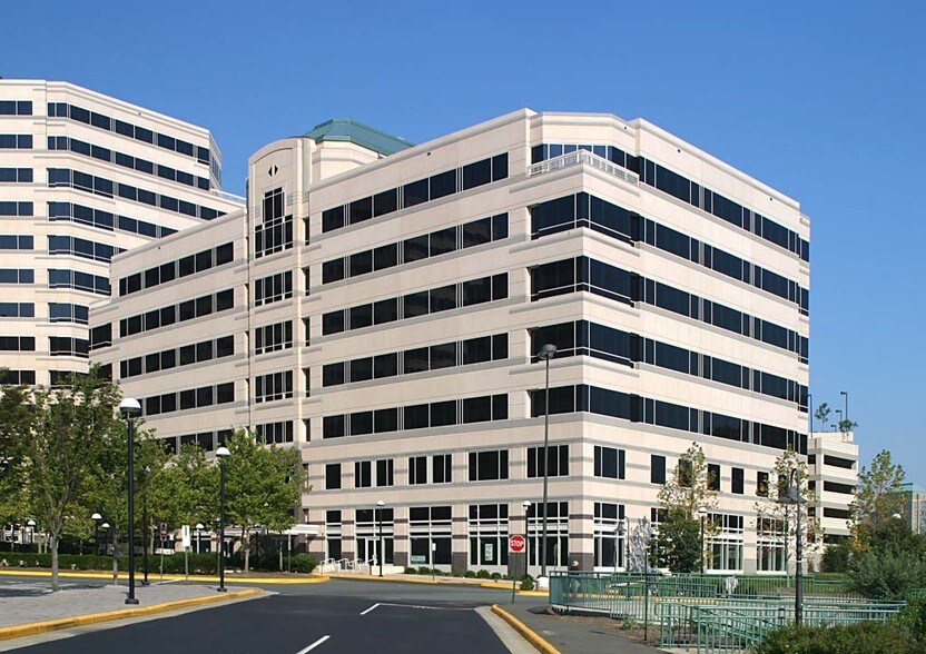 11730 Plaza America Dr, Reston, VA à louer - Photo du bâtiment - Image 2 de 8