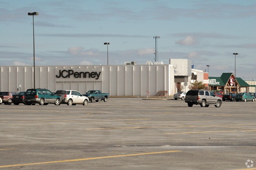 21182 Salmon Run Mall Loop W, Watertown, NY à louer - Photo du bâtiment - Image 2 de 7