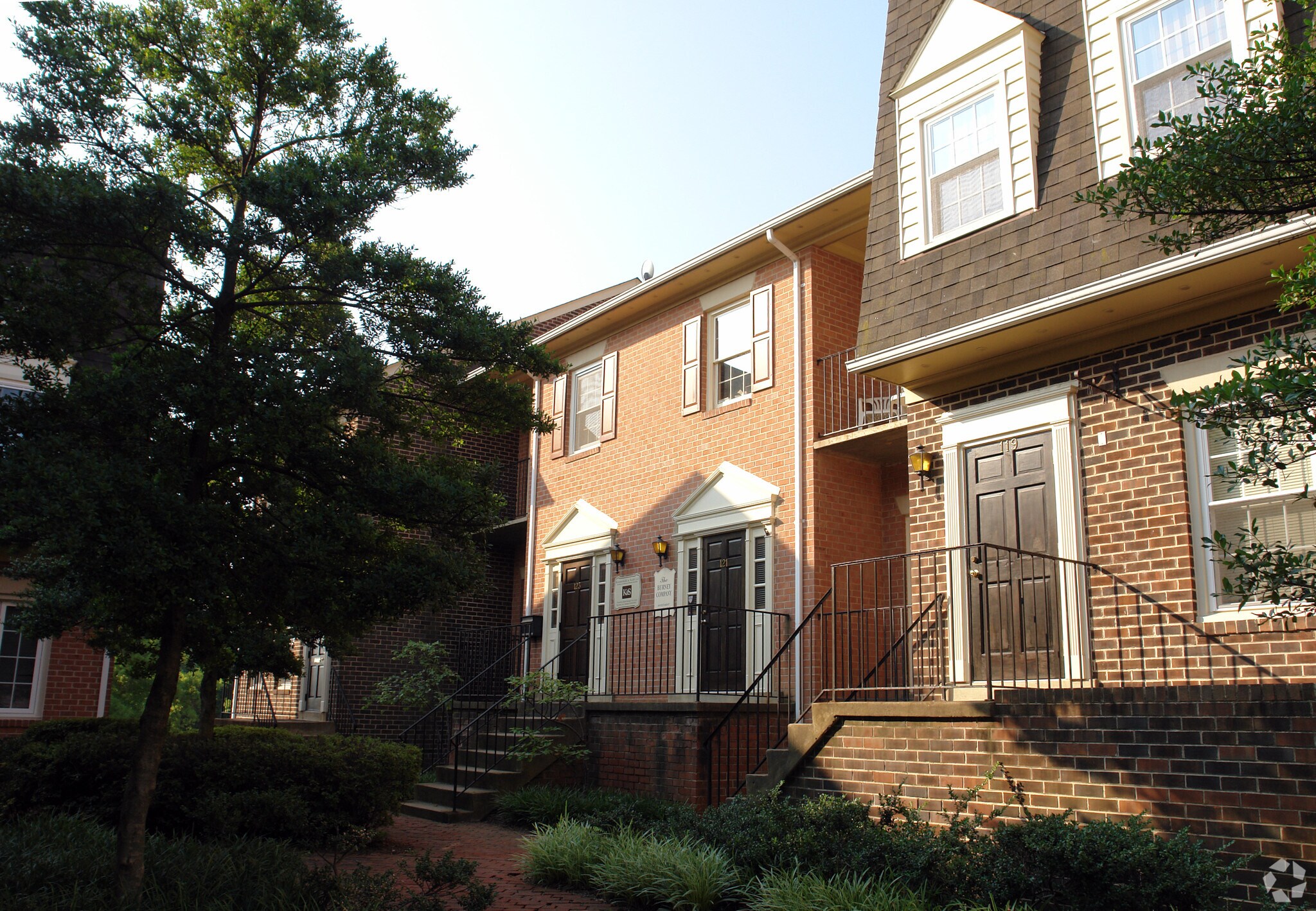 121-123 Rowell Ct, Falls Church, VA à louer Photo du bâtiment- Image 1 de 5