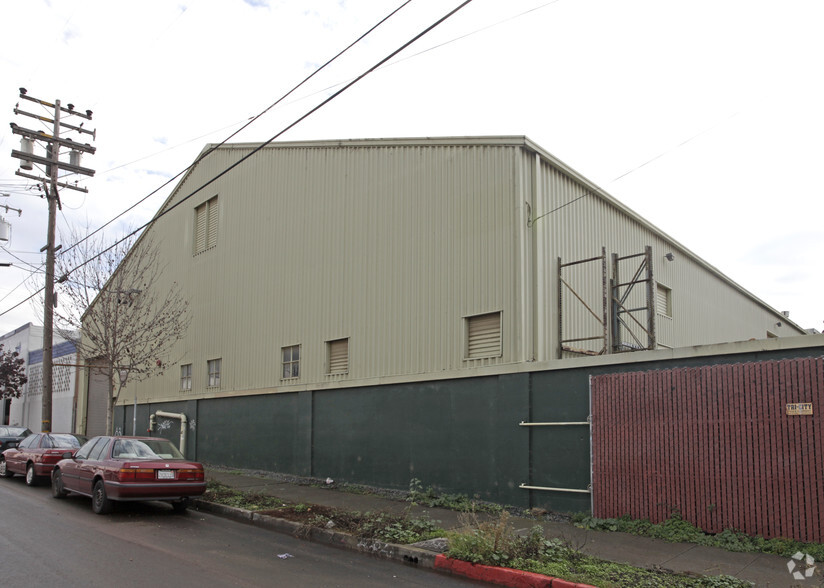 Leased Investment & Development Site portfolio of 2 properties for sale on LoopNet.ca - Building Photo - Image 2 of 4