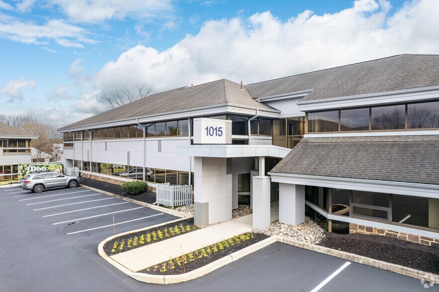 1015 Old Cassatt Rd, Berwyn, PA à vendre - Photo principale - Image 1 de 10