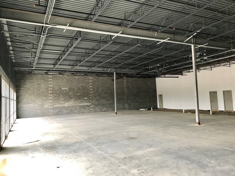 2755-2815 E Andrew Johnson Hwy, Greeneville, TN à louer - Photo intérieure - Image 3 de 3