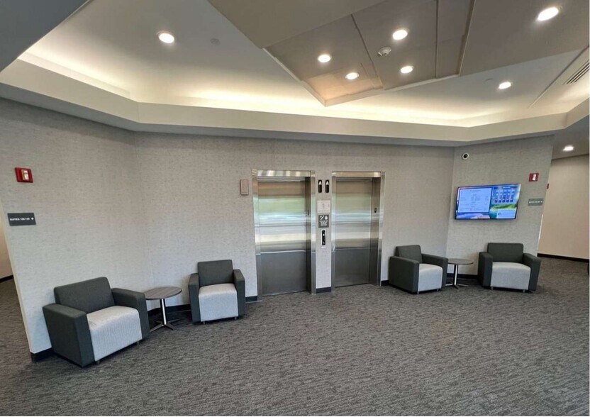 4355 Weaver Pky, Warrenville, IL for lease - Lobby - Image 2 of 8