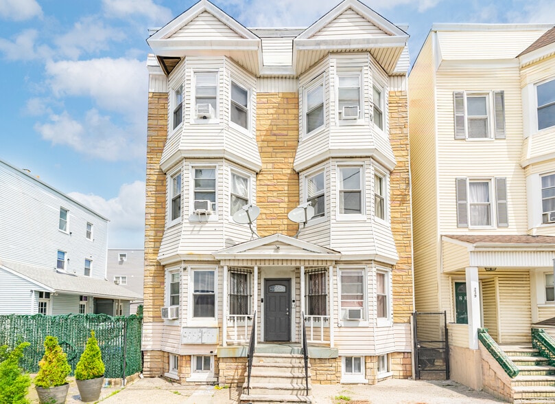 Multifamily | 5 Properties | 31 Units portfolio of 5 properties for sale on LoopNet.ca - Building Photo - Image 2 of 5