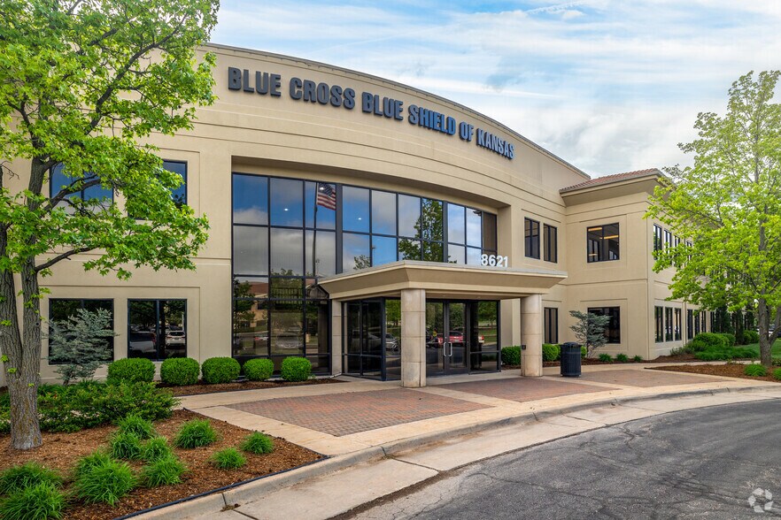 8621 E 21st St, Wichita, KS à vendre - Photo du bâtiment - Image 2 de 25