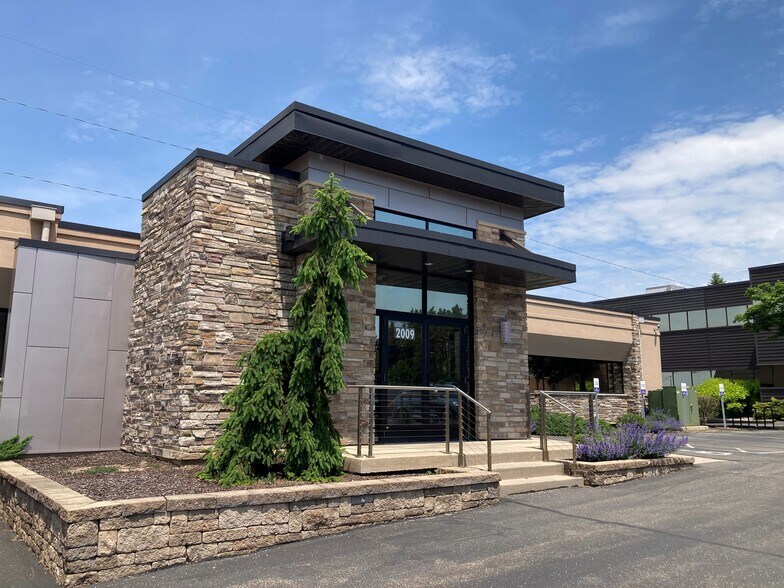 2009 W Beltline Hwy, Madison, WI à louer - Photo du bâtiment - Image 2 de 9