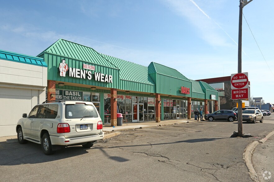 18055-18095 E 8 Mile Rd, Eastpointe, MI for lease - Building Photo - Image 3 of 6