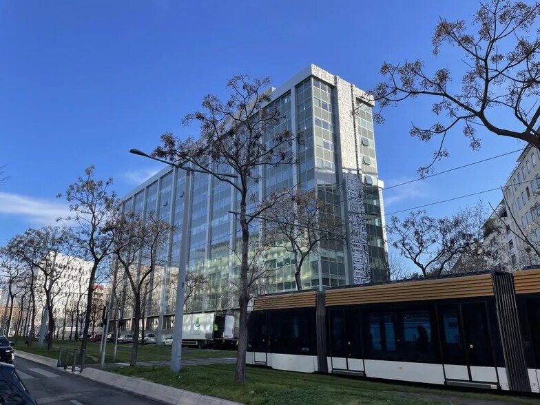 Office in Marseille for lease - Building Photo - Image 3 of 6