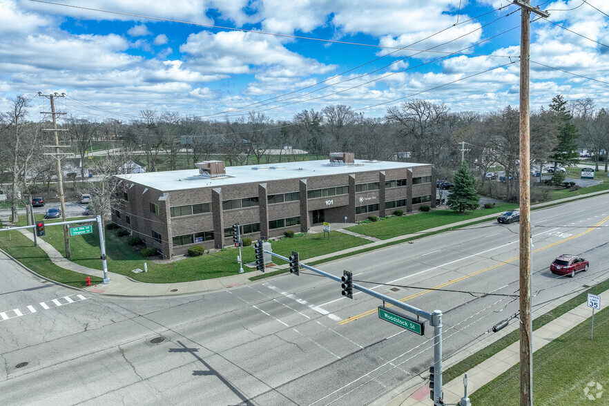 101 N Virginia St, Crystal Lake, IL à vendre - Photo principale - Image 1 de 1