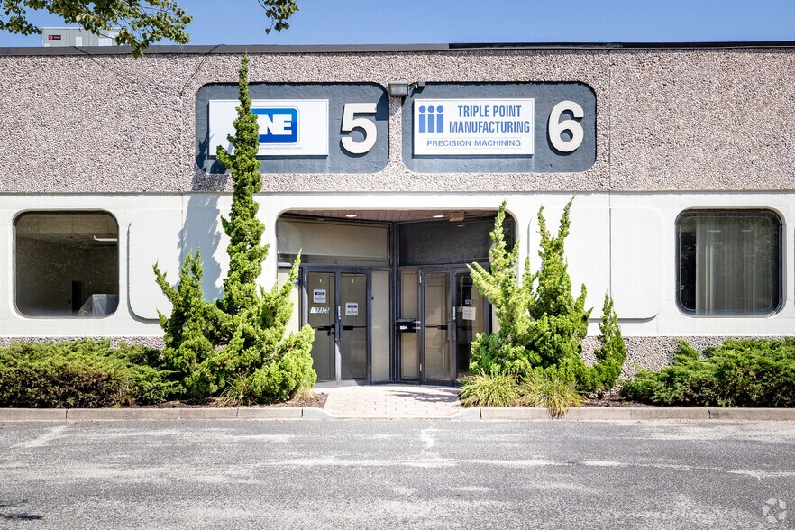 1371 Church St, Bohemia, NY à louer - Photo du bâtiment - Image 2 de 10