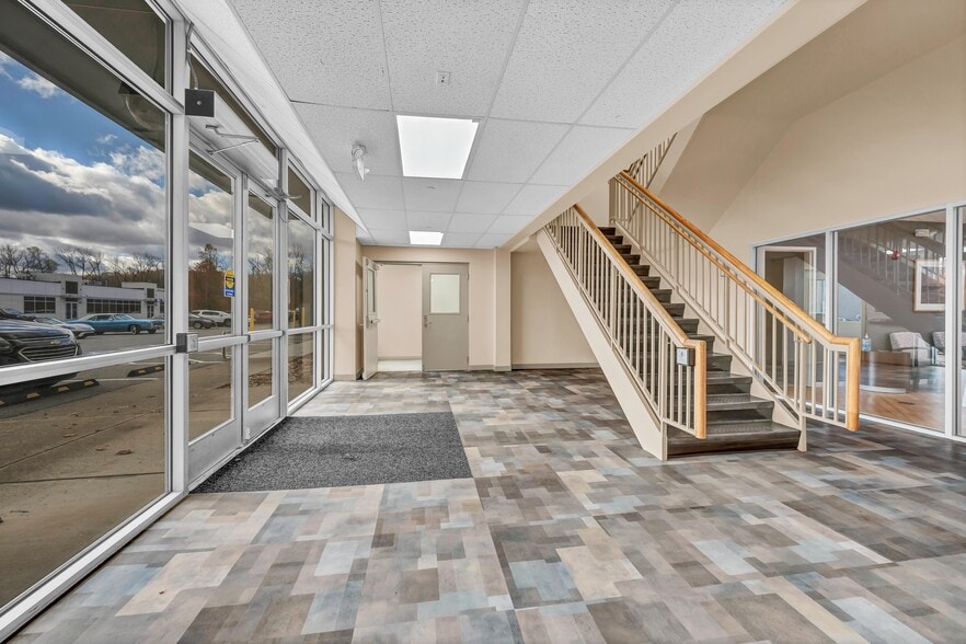 901 Ethan Allen Hwy, Ridgefield, CT for lease - Building Photo - Image 2 of 22