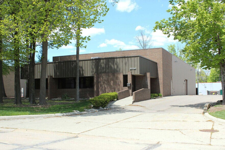 23192 Commerce Dr, Farmington Hills, MI à louer - Photo du bâtiment - Image 2 de 2