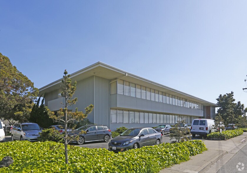 139 Mitchell Ave, South San Francisco, CA à louer - Photo du bâtiment - Image 1 de 10