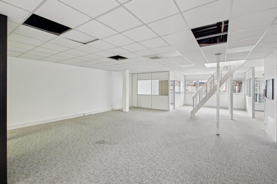 Bureau dans Saint-Denis à louer - Photo du bâtiment - Image 3 de 26