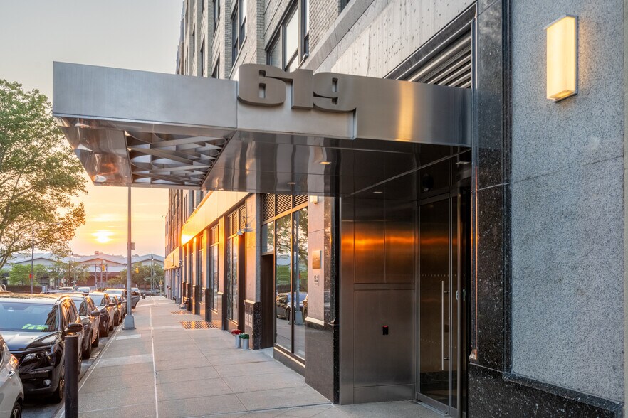 619 W 54th St, New York, NY à louer - Photo du bâtiment - Image 2 de 6