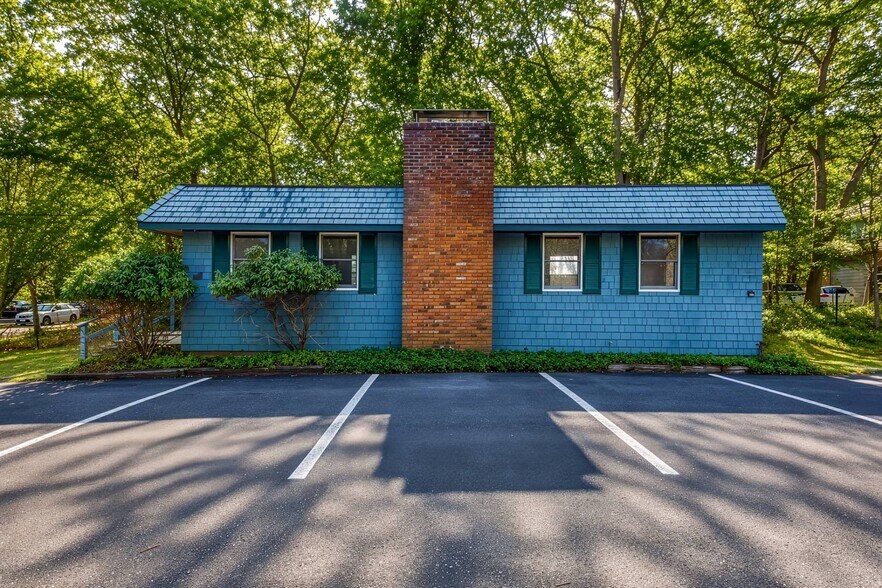 512 Three Mile Harbor Hog Creek Hwy, East Hampton, NY à louer - Photo du bâtiment - Image 2 de 18