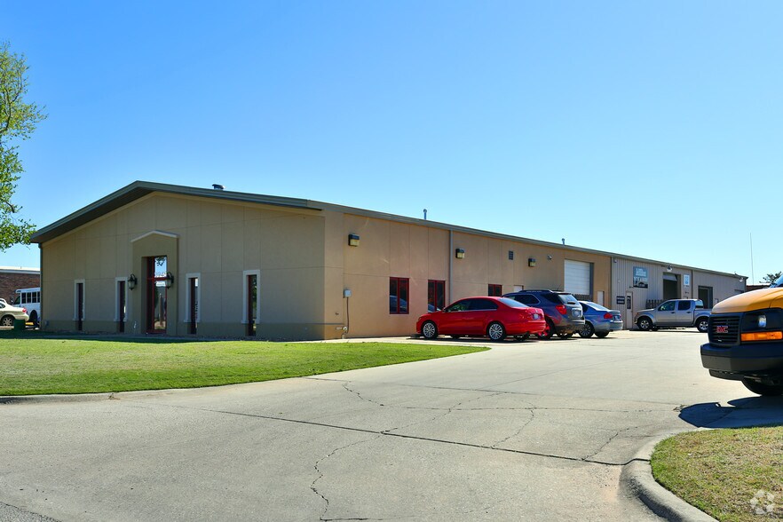 2745 Broce Dr, Norman, OK à louer - Photo du bâtiment - Image 2 de 3