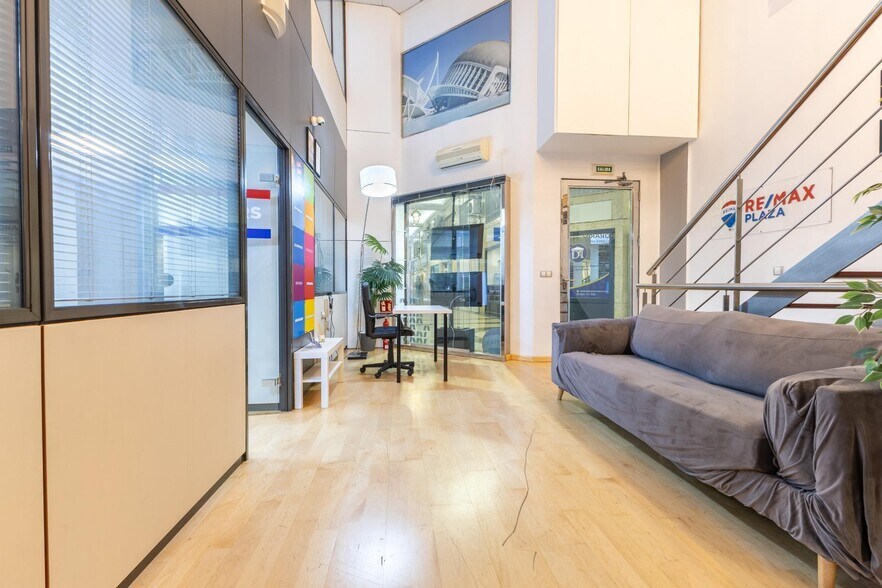 Retail in València, Valencia for sale - Lobby - Image 1 of 32