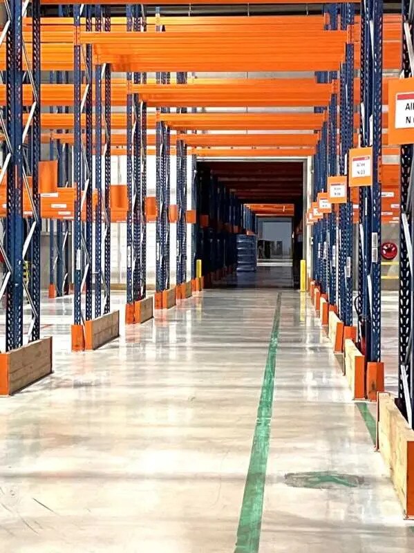 Industrial in Le Coudray-Montceaux for lease Interior Photo- Image 1 of 5